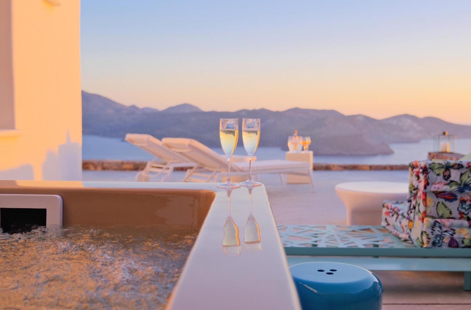 Odyssey Rock Milos Sunset Suites Plaka  Exteriör bild