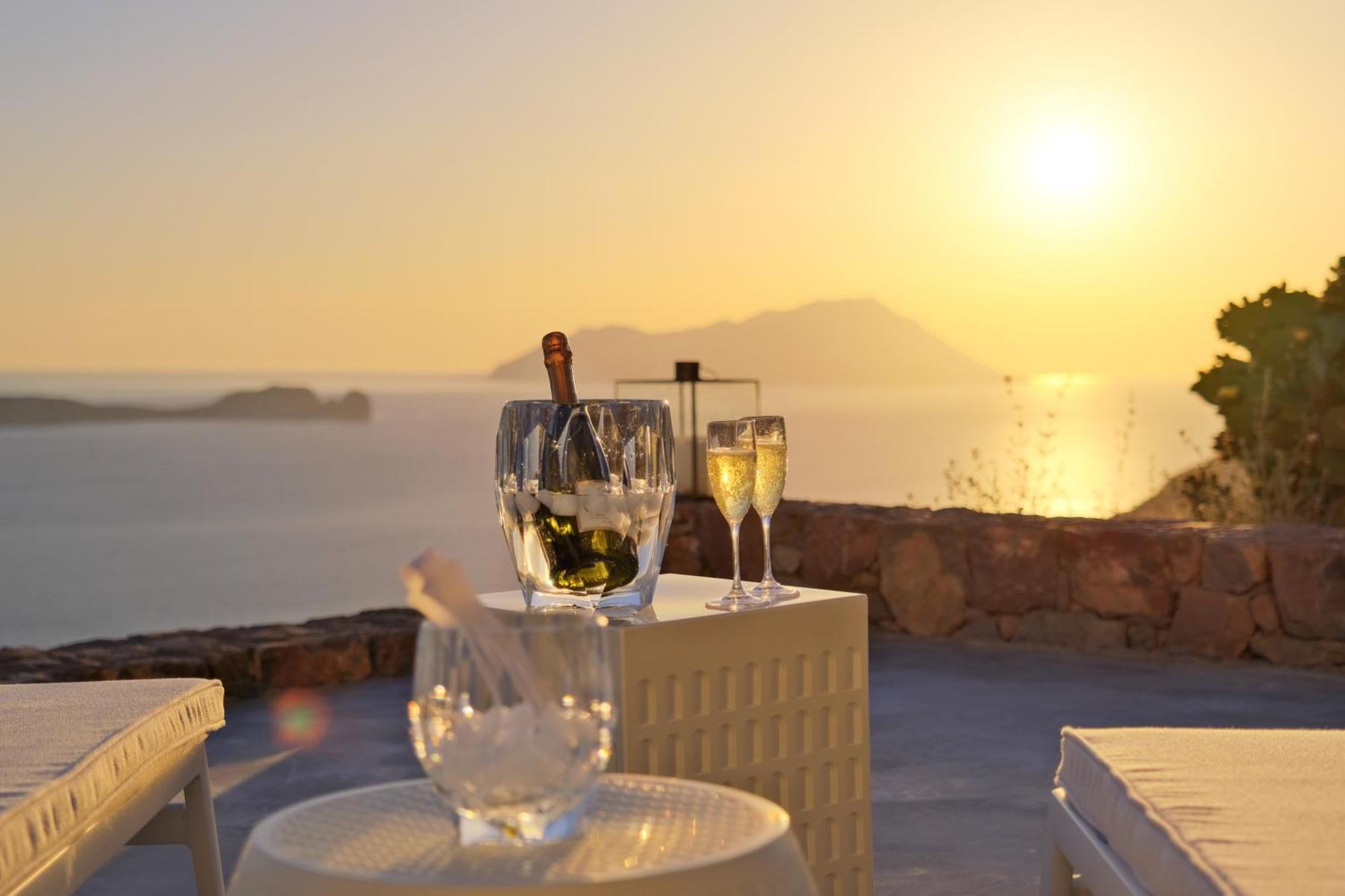 Odyssey Rock Milos Sunset Suites Plaka  Rum bild