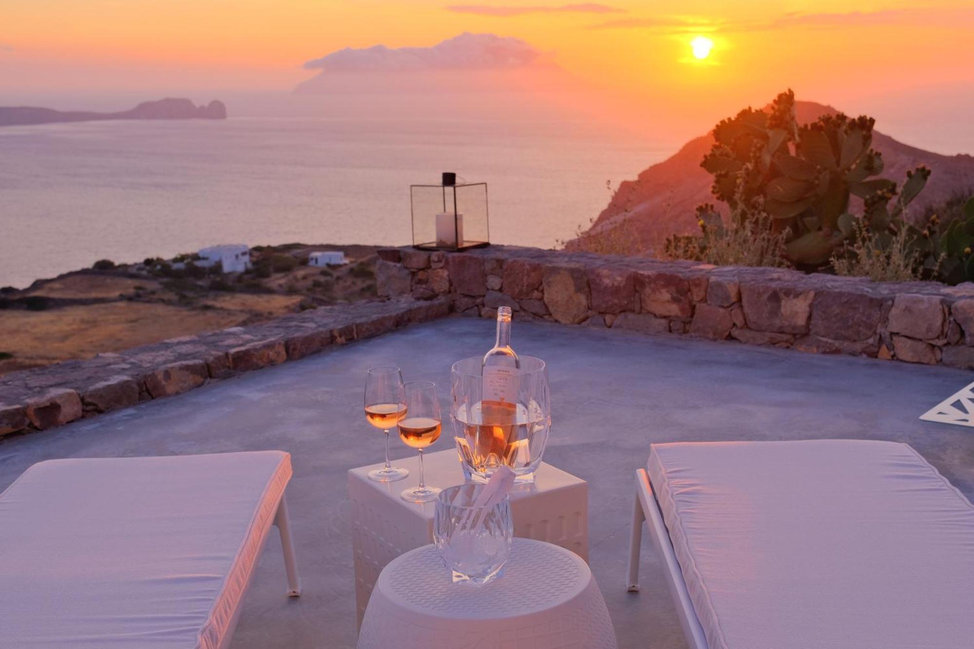 Odyssey Rock Milos Sunset Suites Plaka  Rum bild