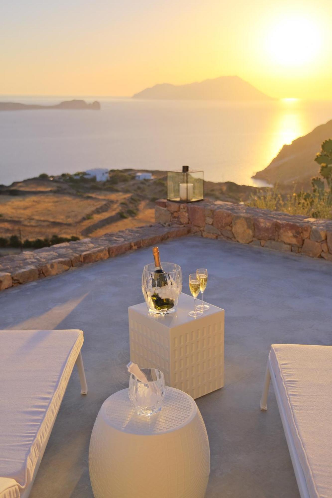 Odyssey Rock Milos Sunset Suites Plaka  Rum bild