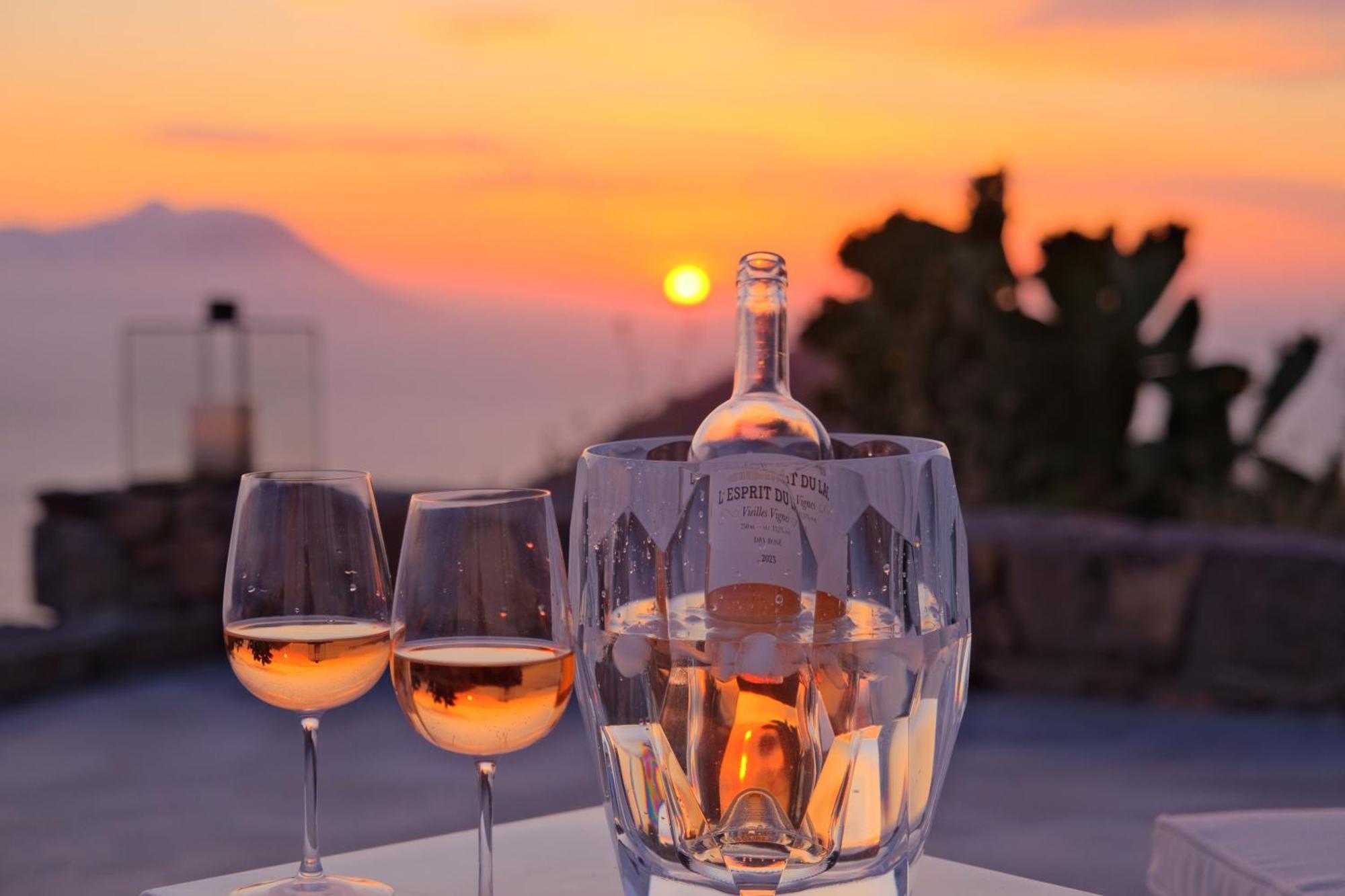 Odyssey Rock Milos Sunset Suites Plaka  Rum bild